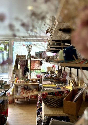 <p><span style="white-space-collapse: preserve;">Le Pompon est une boutique de créateurs à l’univers sympathique, frais et légèrement girly ;-) </span></p>