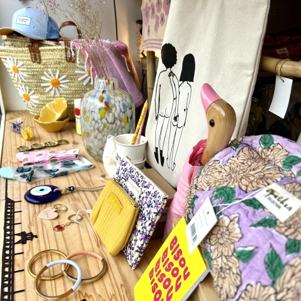 <p><span style="white-space-collapse: preserve;">Le Pompon est une boutique de créateurs à l’univers sympathique, frais et légèrement girly ;-) </span></p>
